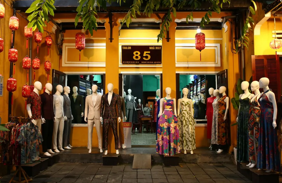Áo thun nhiều màu trên kệ